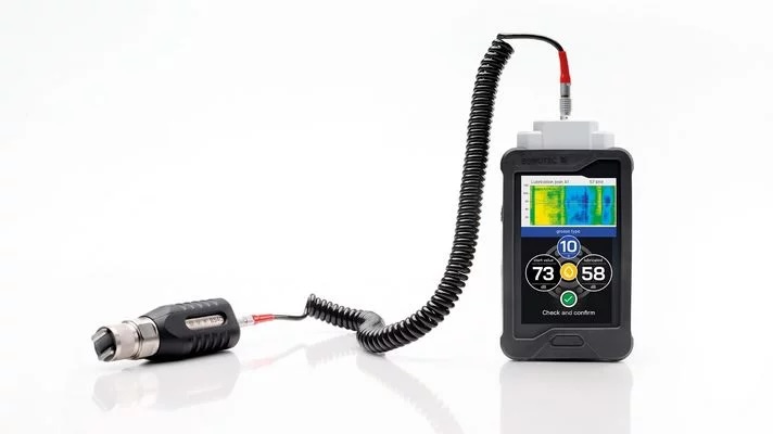 Dispositivo SONOTEC SONAPHONE con app GreaseExpert per il monitoraggio e la lubrificazione dei cuscinetti industriali con ultrasuoni