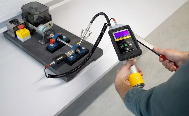 Dispositivo SONOTEC SONAPHONE con app GreaseExpert per il monitoraggio e la lubrificazione dei cuscinetti industriali con ultrasuoni